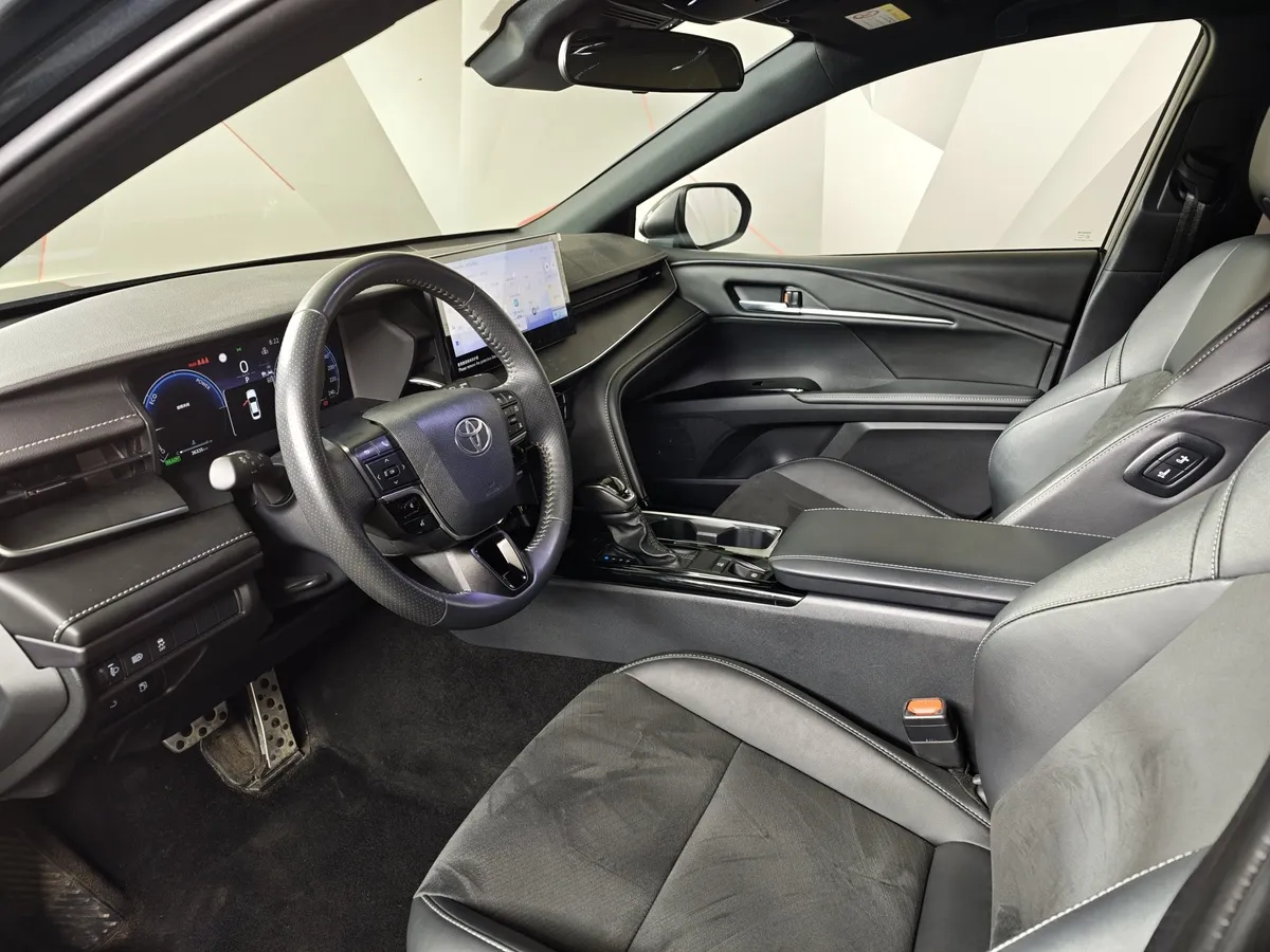 Toyota Camry 2.0h CVT (197 л.с.) Sport Plus Черный в АВИЛОН. Слайд №19