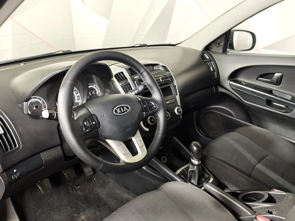 Kia Ceed 1.4 MT (109 л.с.) Серебристый в АВИЛОН. Слайд №16