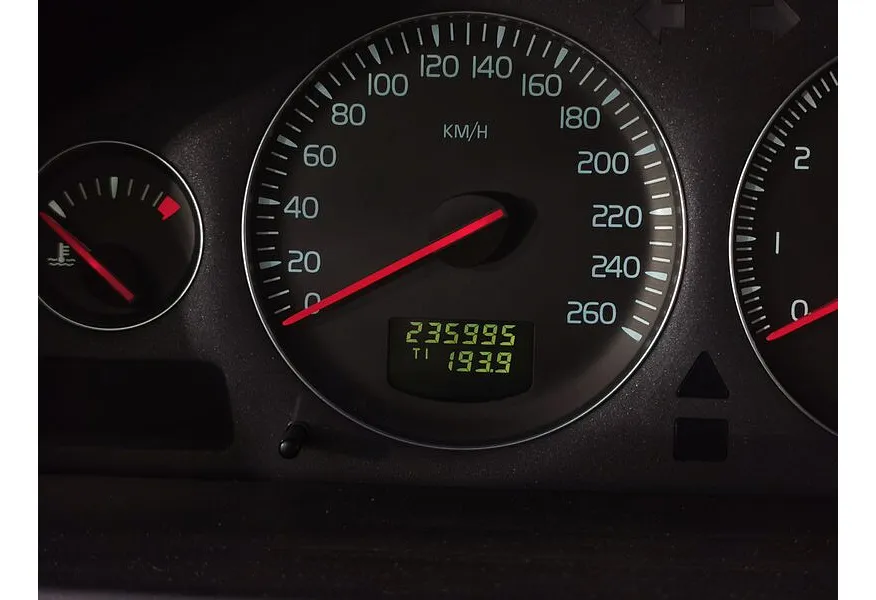 Volvo XC90 2.5 T5 Geartronic AWD (5 мест) (210 л.с.) Красный в АВИЛОН. Слайд №16