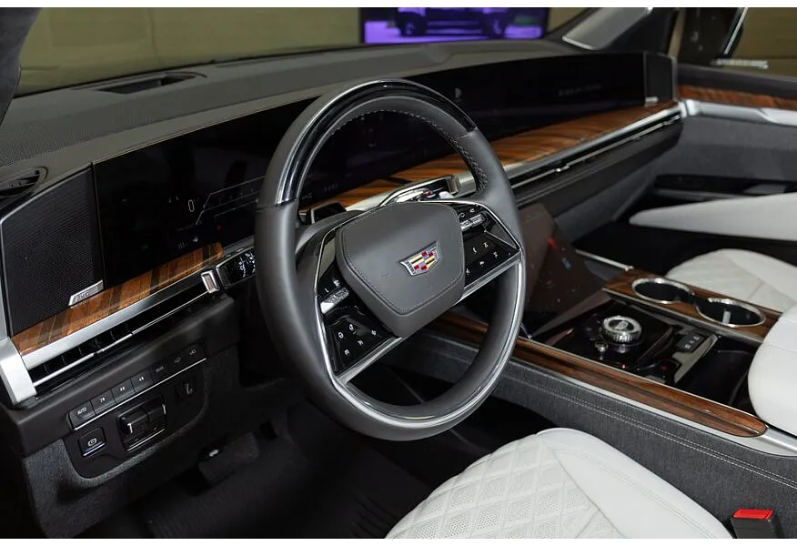 Cadillac Escalade 6.2 V8 AT AWD (420 л.с.) Sport Platinum Черный в АВИЛОН. Слайд №8