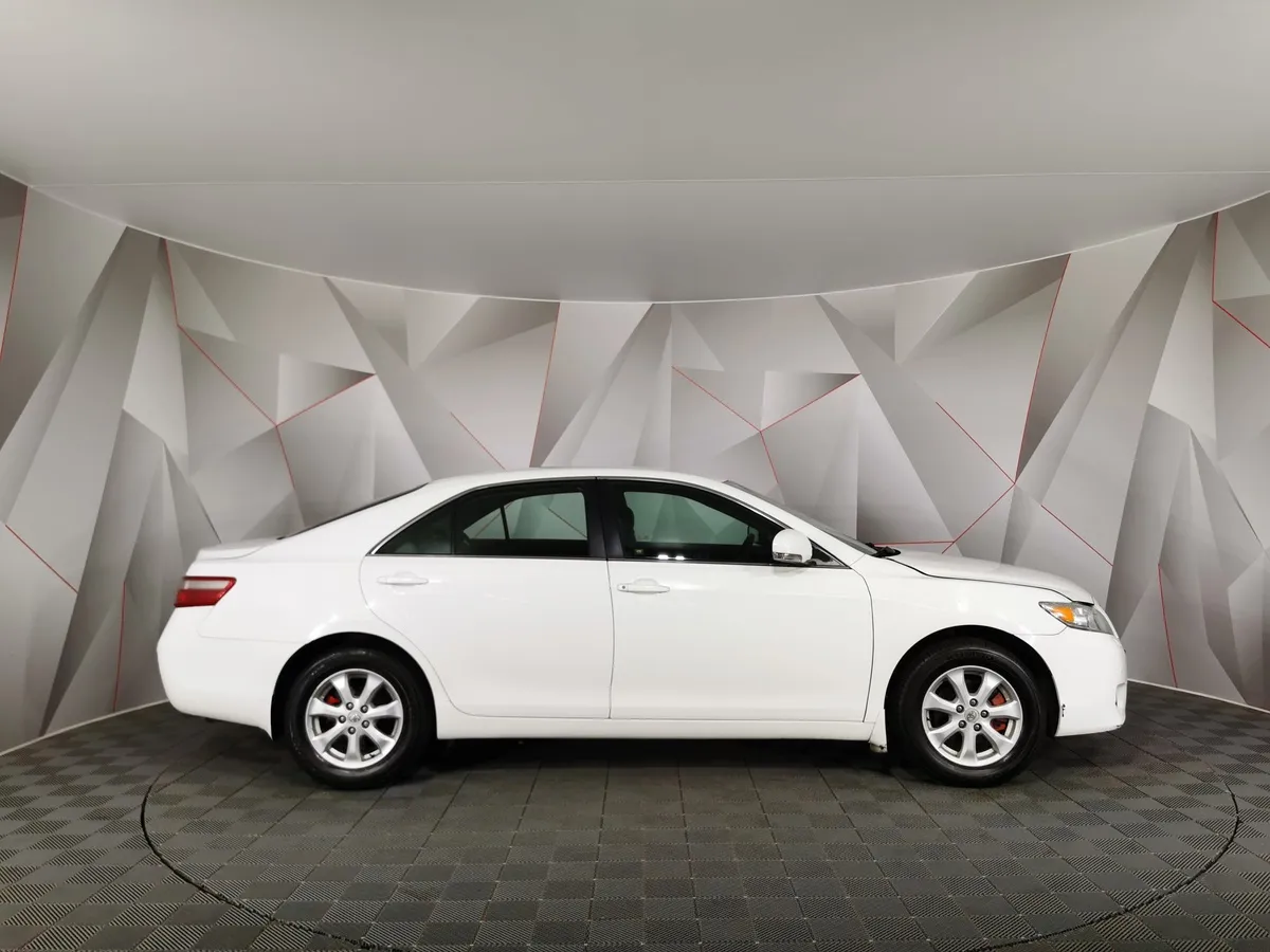 Toyota Camry 2.4 VVT-i AT (167 л.с.) Белый в АВИЛОН. Слайд №6