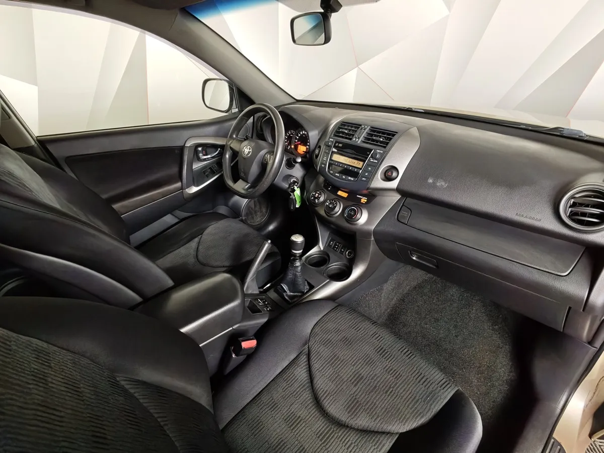 Toyota RAV4 2.0 MT FWD (158 л.с.) Бежевый в АВИЛОН. Слайд №12