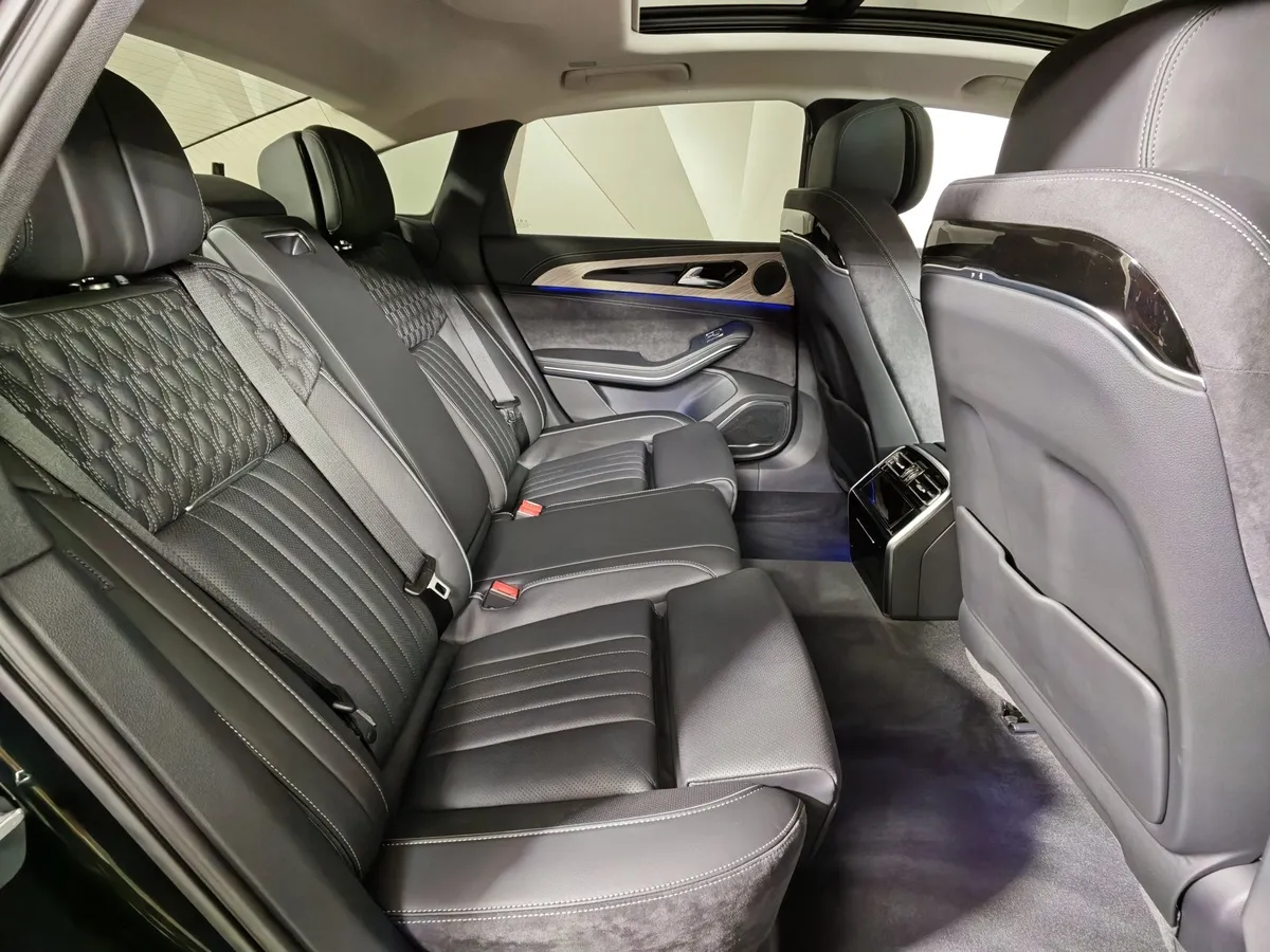 Hongqi H9 2.0T AT (245 л.с.) Делюкс двухцветный Черный в АВИЛОН. Слайд №16
