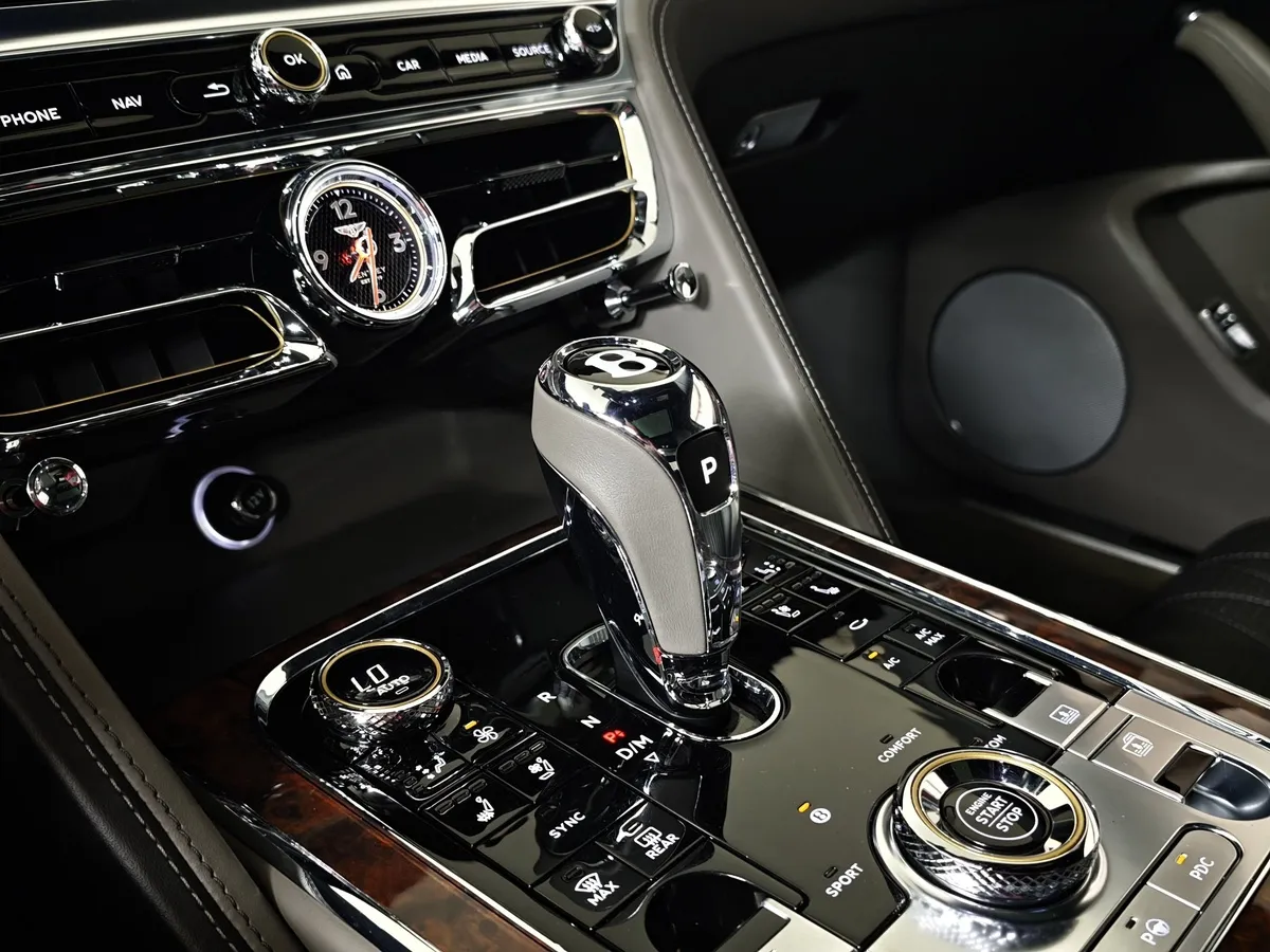 Bentley Flying Spur 6.0 W12 AWD AT (635 л.с.) Черный в АВИЛОН. Слайд №24