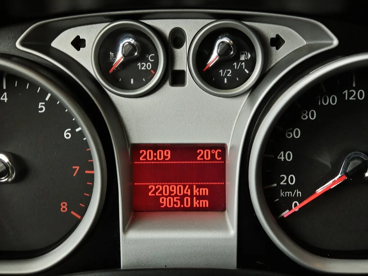 Ford Focus 2.0 AT (145 л.с.) Titanium Серебристый в АВИЛОН. Слайд №18