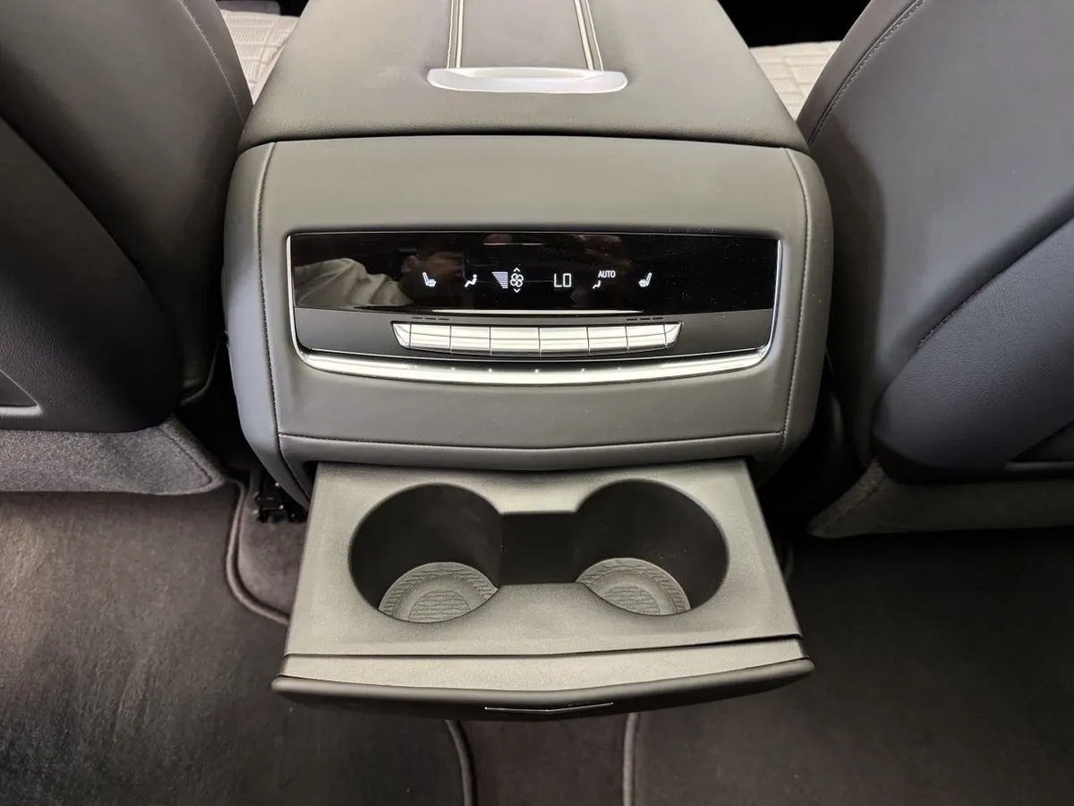 Cadillac Escalade V 6.2 AT 4WD (690 л.с.) V-series Черный в АВИЛОН. Слайд №17
