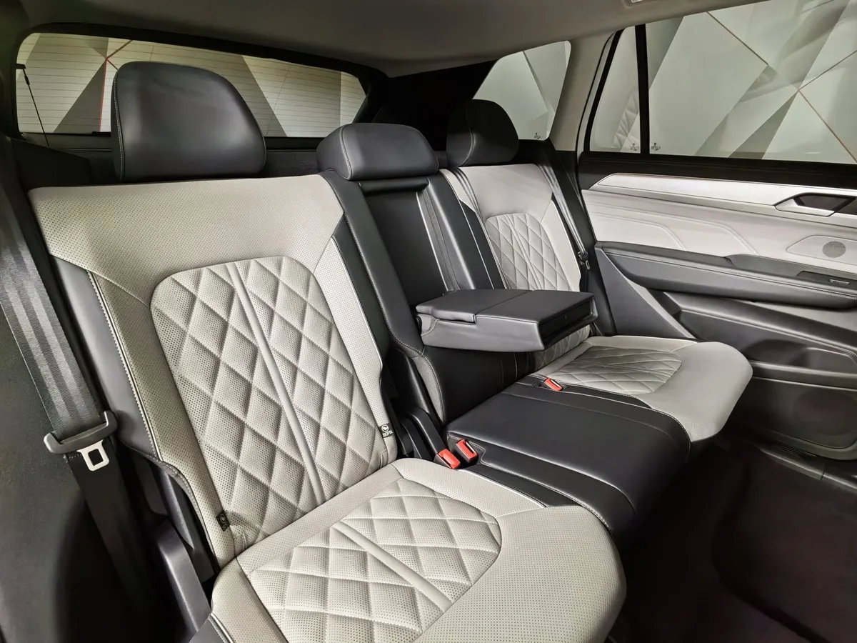 Volkswagen Tavendor 2.0TSI DSG 4WD (220 л.с.) R-Line Cruise Edition Белый в АВИЛОН. Слайд №17