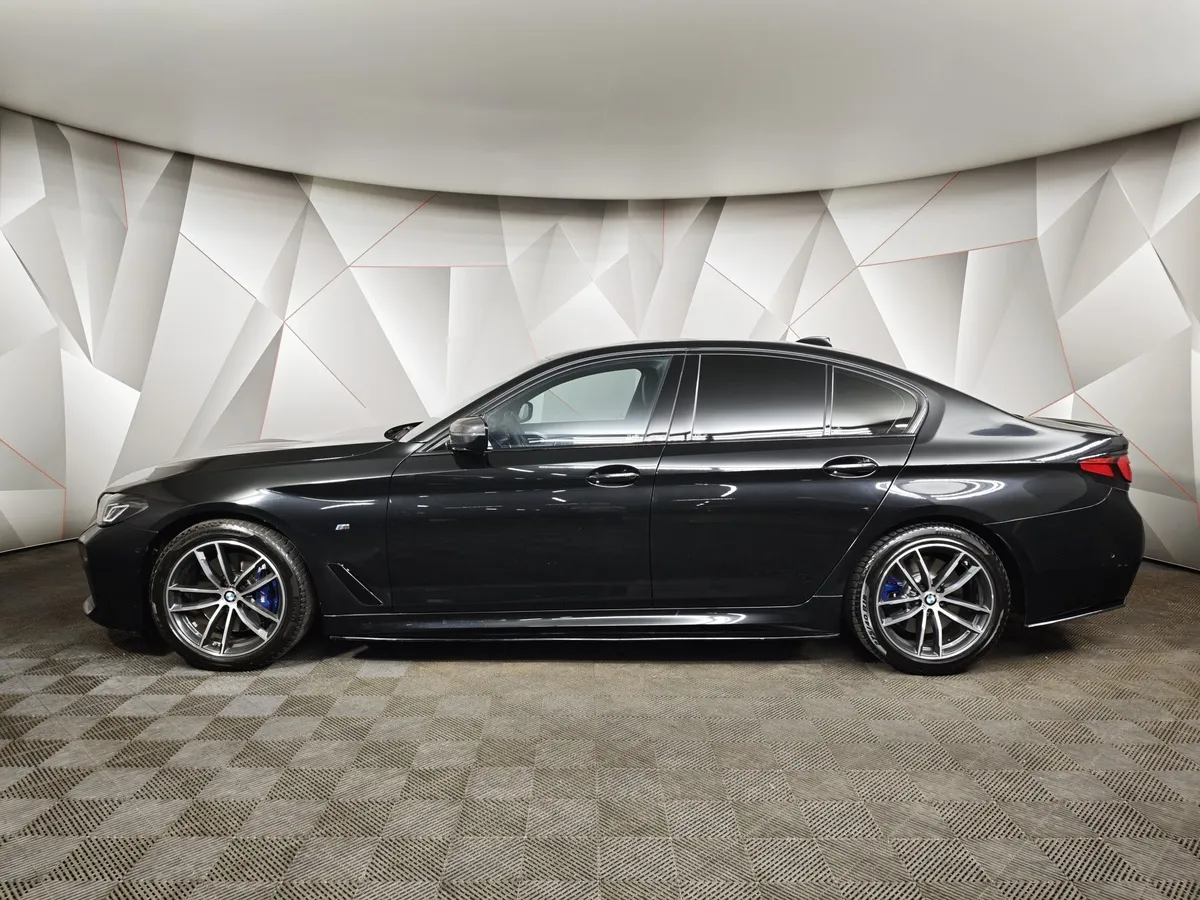BMW 5 серия 530i xDrive Steptronic (249 л.с.) Черный в АВИЛОН. Слайд №5