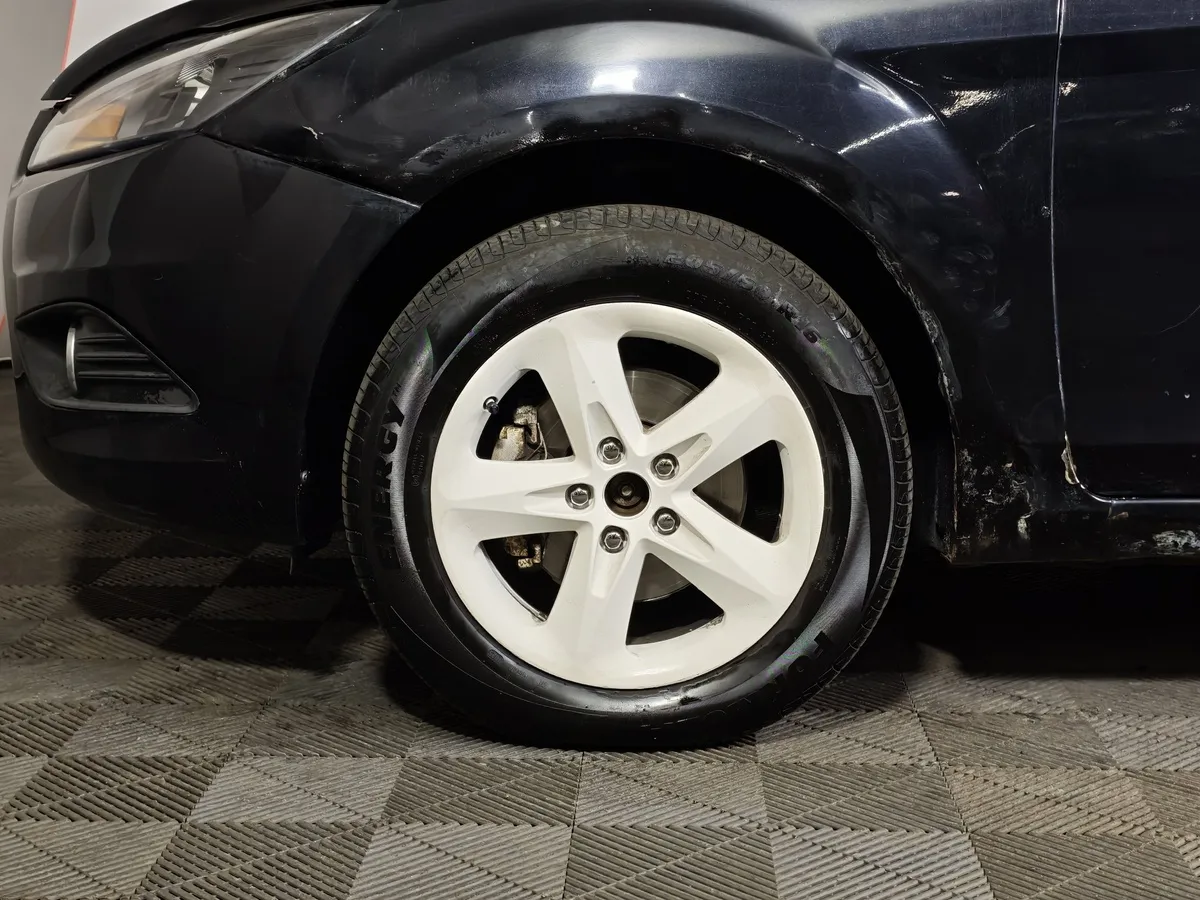 Ford Focus 1.6 MT (101 л.с.) Черный в АВИЛОН. Слайд №9
