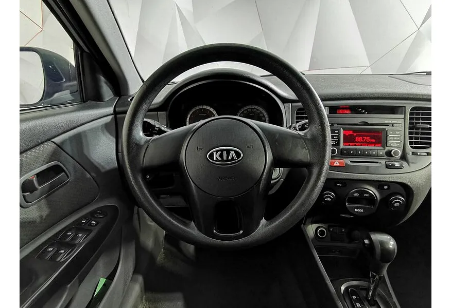 Kia Rio 1.4 AT (97 л.с.) Серебристый в АВИЛОН. Слайд №19 Kia Rio 1.4 AT (97 л.с.) Серебристый в АВИЛОН. Слайд №19