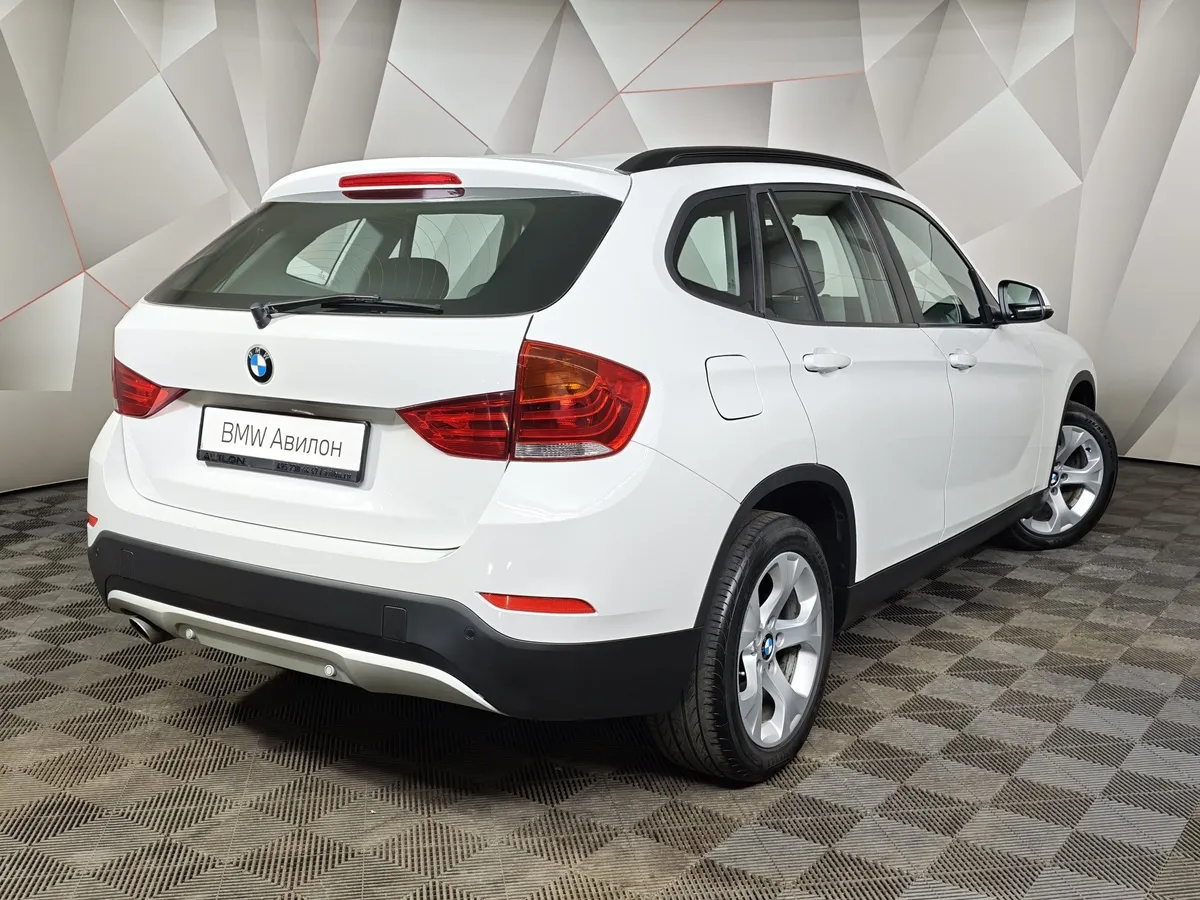 BMW X1 sDrive18i AT (150 л.с.) Белый в АВИЛОН. Слайд №2