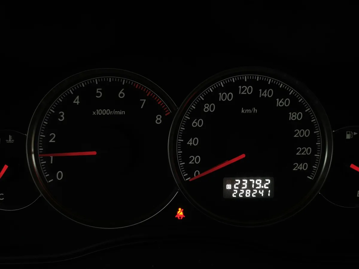 Subaru Outback 2.5 MT AWD (173 л.с.) Золотой в АВИЛОН. Слайд №16