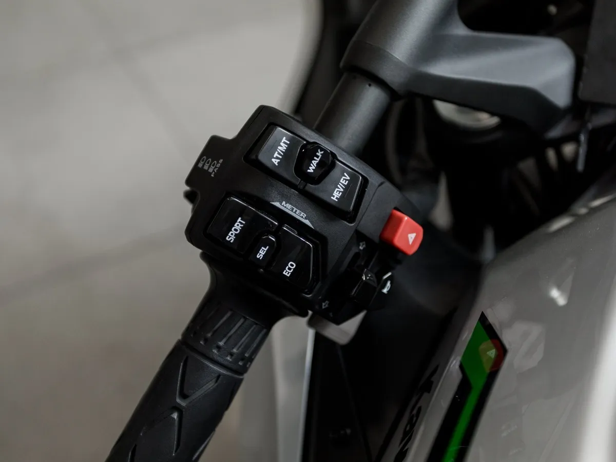 Kawasaki Ninja 7 Hybrid 450 см³ (69 л.с.) 450 Серебристый в АВИЛОН. Слайд №14