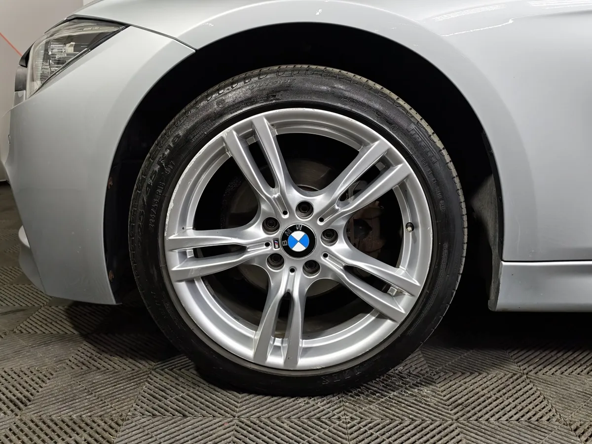 BMW 3 серия 320i xDrive AT (184 л.с.)  M Sports Edition Серебристый в АВИЛОН. Слайд №7