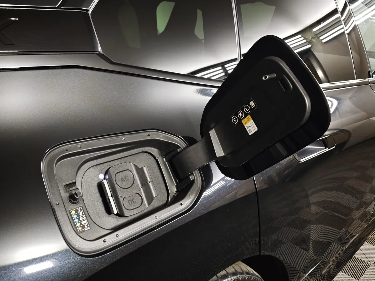 BMW iX xDrive 50 Steptronic (523 л.с.) Suite Sport Черный в АВИЛОН. Слайд №22