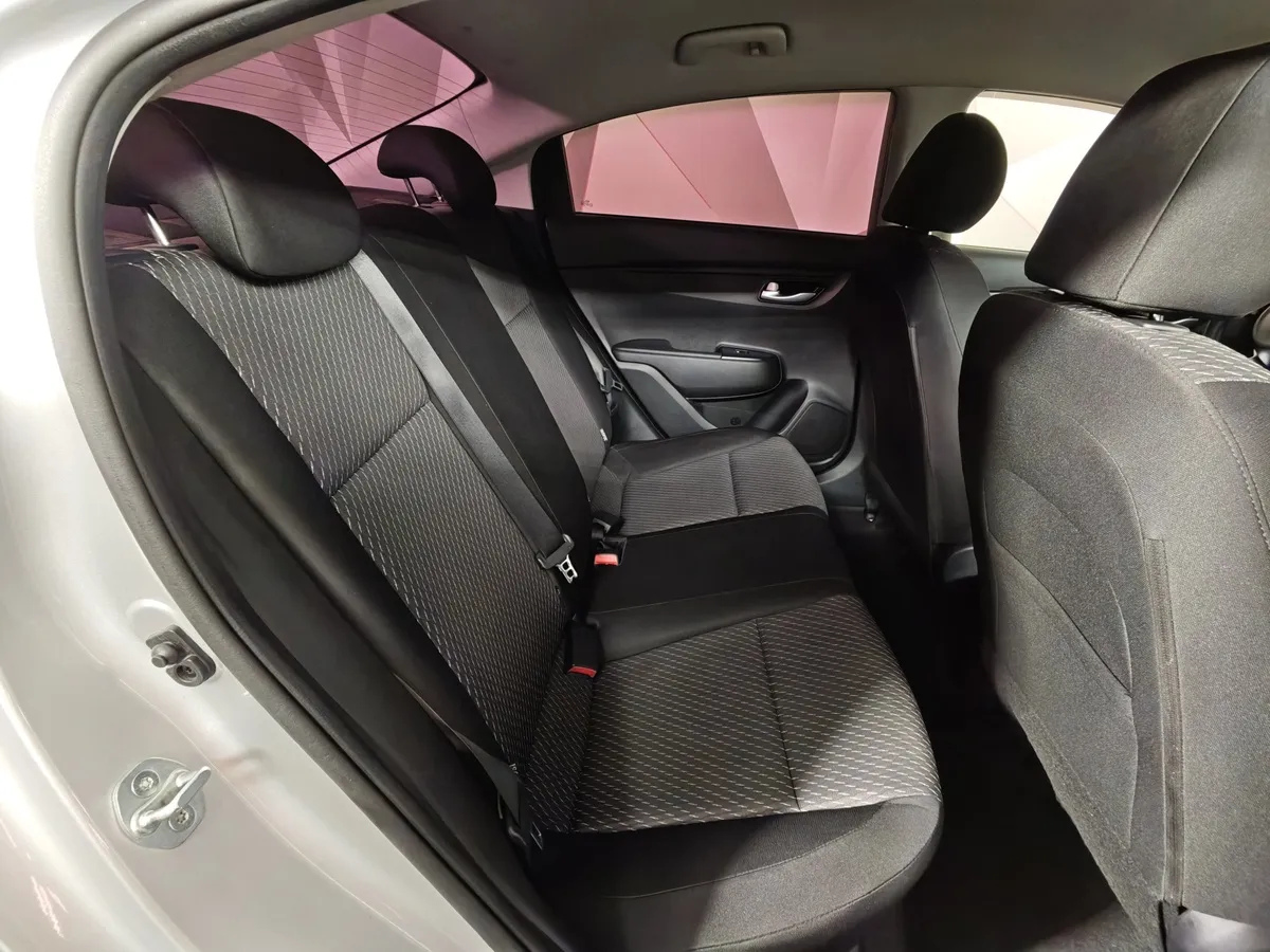 Kia Rio 1.6 AT (123 л.с.) Серебристый в АВИЛОН. Слайд №15