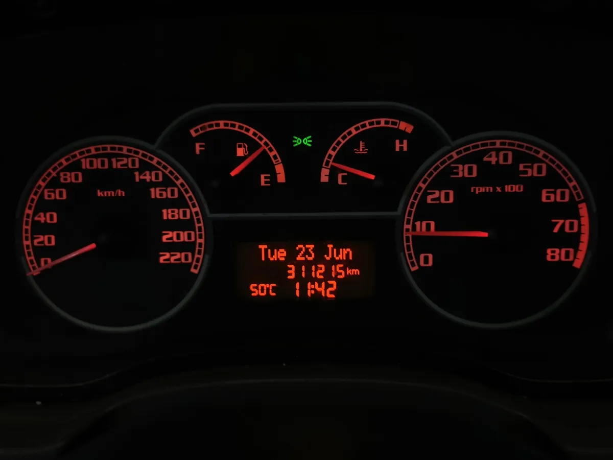 Fiat Albea 1.4 MT (77 л.с.) Серебристый в АВИЛОН. Слайд №15