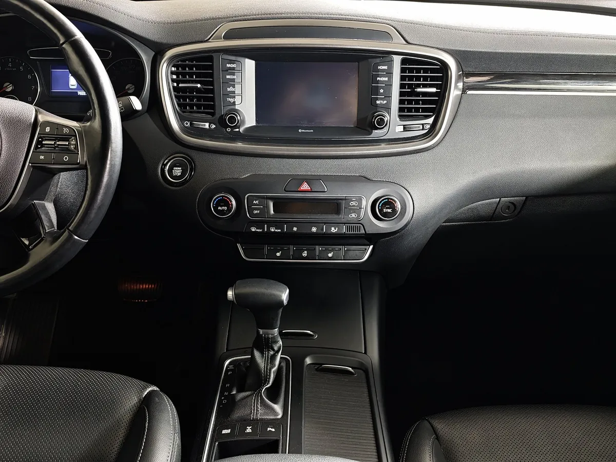 Kia Sorento 2.4 GDI AT AWD (188 л.с.) Luxe Серый в АВИЛОН. Слайд №14