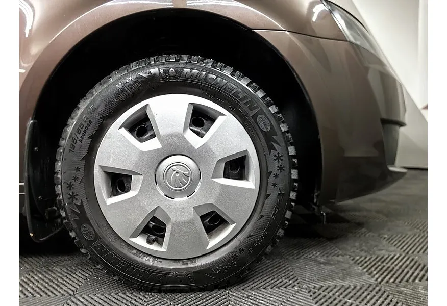 Skoda Octavia 1.6 MPI MT (110 л.с.) Коричневый в АВИЛОН. Слайд №9