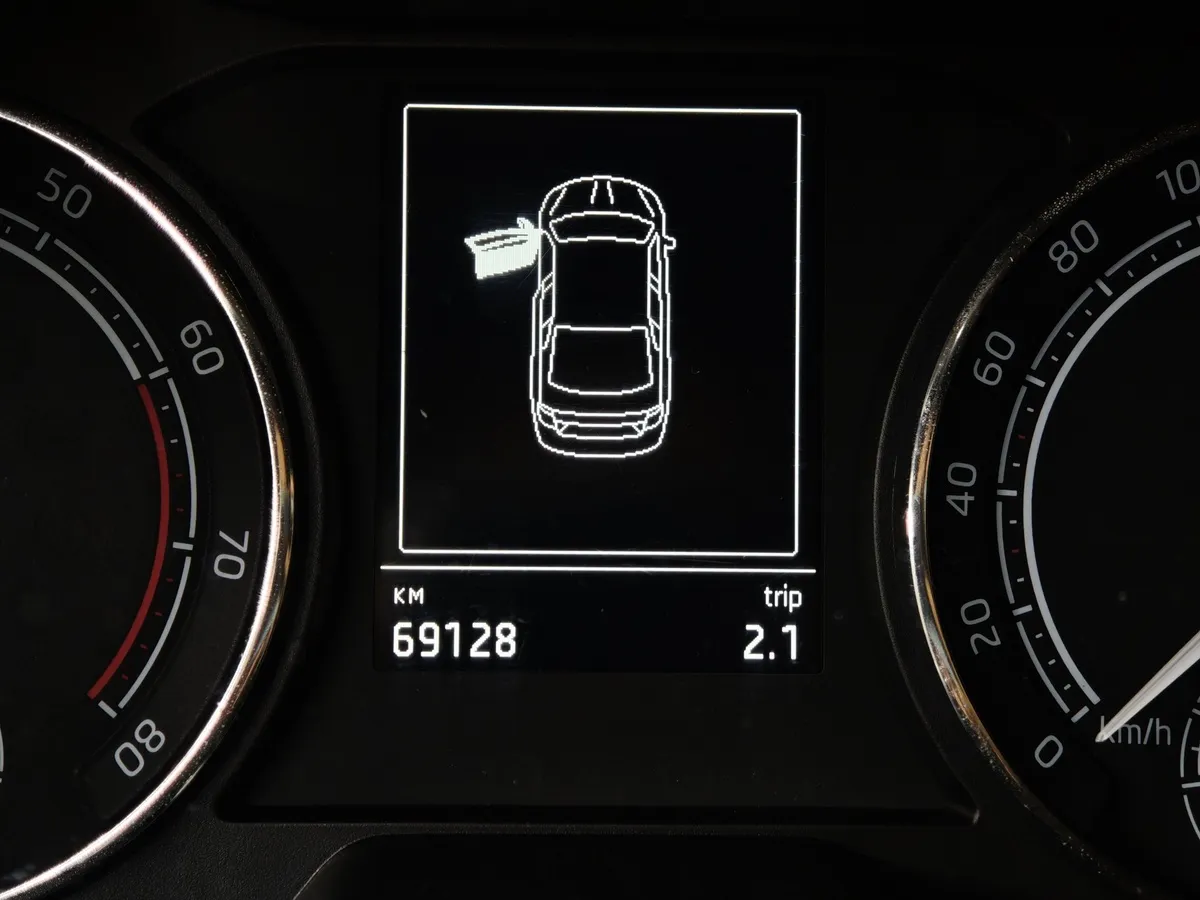 Skoda Rapid 1.6 AT (110 л.с.) Белый в АВИЛОН. Слайд №18