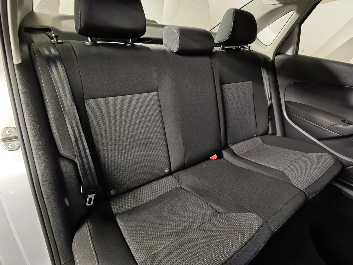 Volkswagen Polo 1.6 MT (105 л.с.) Серебристый в АВИЛОН. Слайд №17