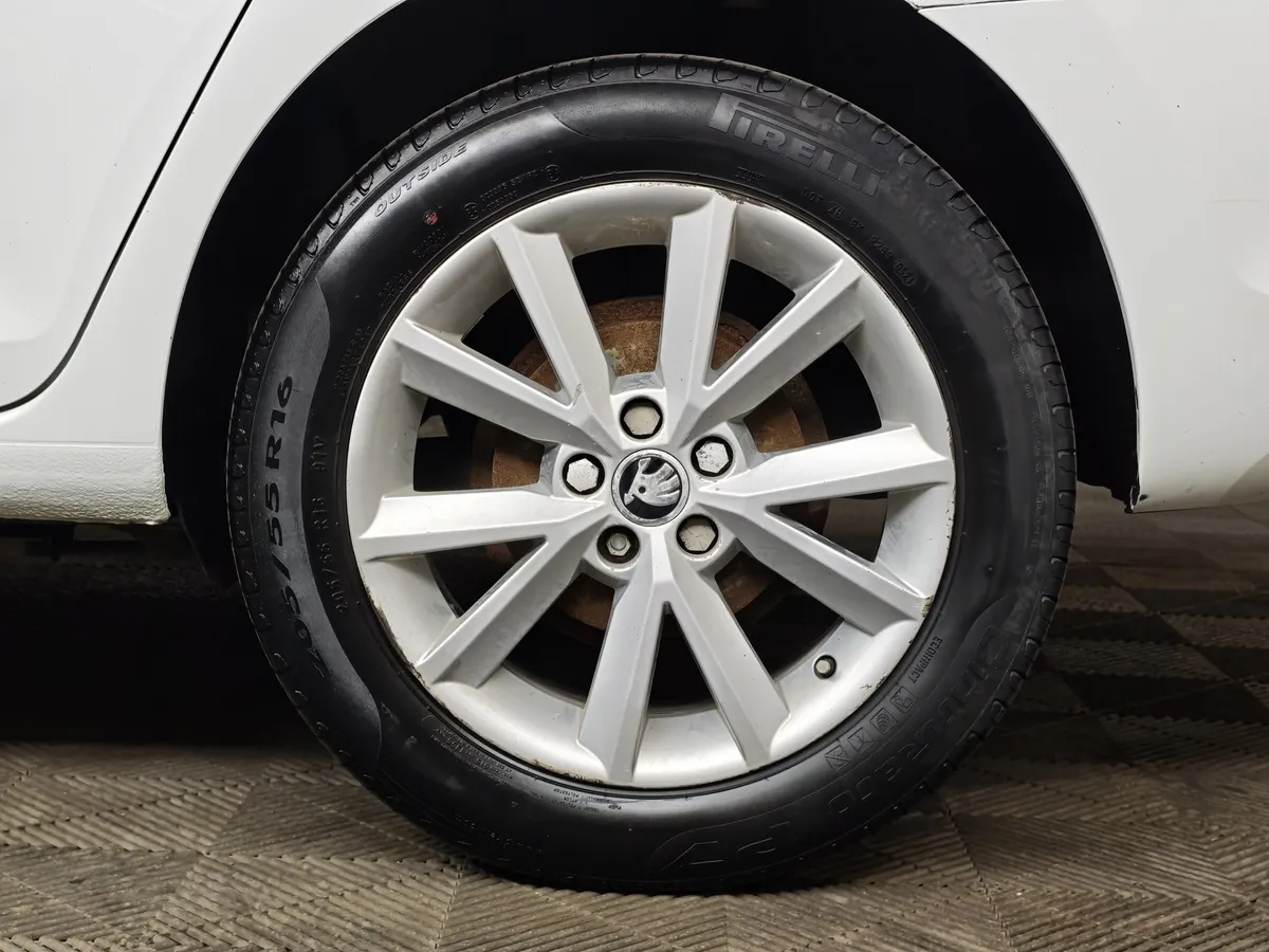 Skoda Rapid 1.6 MT (90 л.с.) Белый в АВИЛОН. Слайд №9
