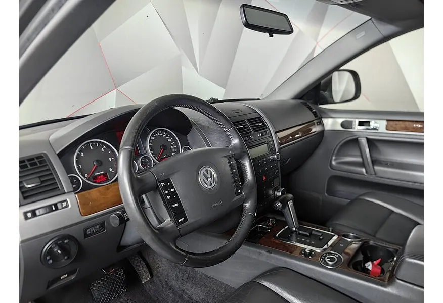 Volkswagen Touareg 2.5 TDI Tiptronic (174 л.с.) R Line Серый в АВИЛОН. Слайд №17