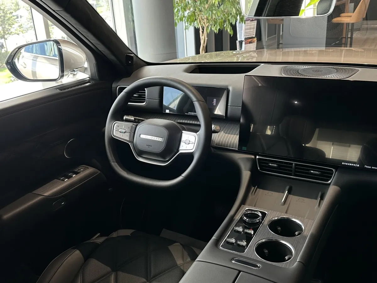 ESTEO Exlantix ET8 1.5h REEV AT 4WD (469 л.с.) Черный в АВИЛОН. Слайд №3