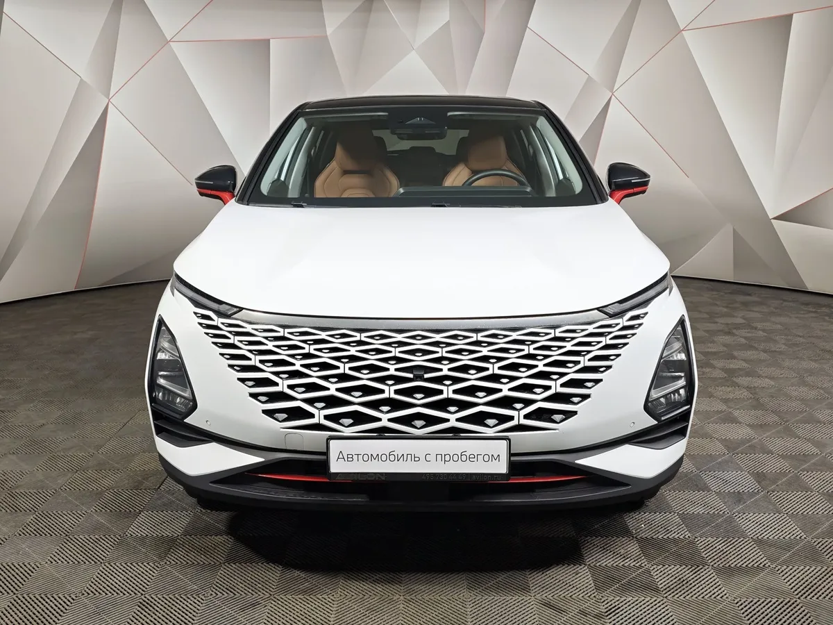 Omoda C5 1.6T DCT 4WD (150 л.с.) Supreme (двухцветный, красные элементы экстерьера) Белый в АВИЛОН. Слайд №7