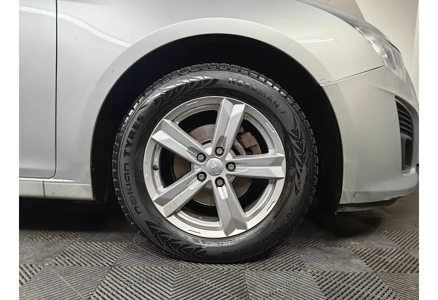 Chevrolet Cruze 1.4 Turbo AT (140 л.с.) Серебристый в АВИЛОН. Слайд №9