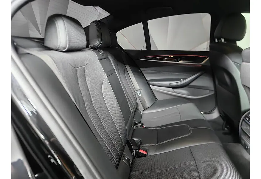 BMW 5 серия 530i xDrive Steptronic (249 л.с.) Черный в АВИЛОН. Слайд №14
