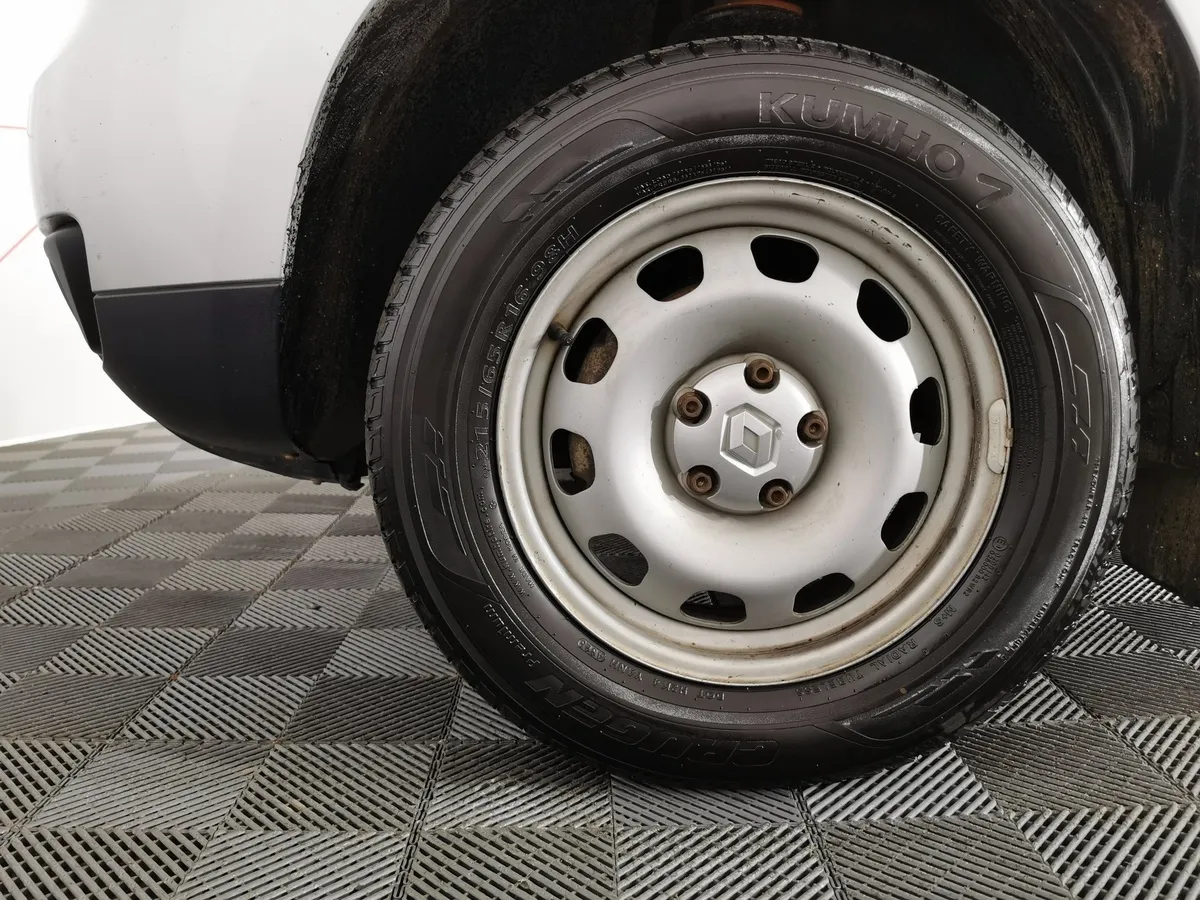 Renault Duster 2.0 MT 4x4 (143 л.с.) Серый в АВИЛОН. Слайд №9