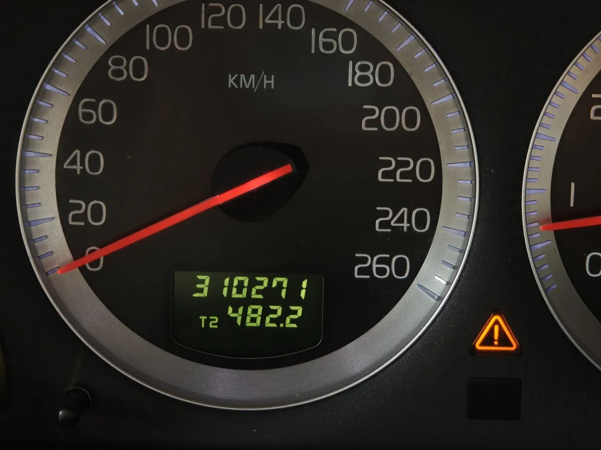 Volvo XC90 2.5 T5 Geartronic AWD (5 мест) (210 л.с.) Коричневый в АВИЛОН. Слайд №17