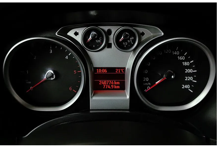 Ford Focus 1.8 TDCi MT (116 л.с.) Trend Серебристый в АВИЛОН. Слайд №16