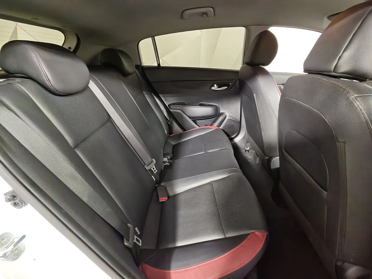Kia Rio X-Line 1.6 AT (123 л.с.) Luxe Белый в АВИЛОН. Слайд №15