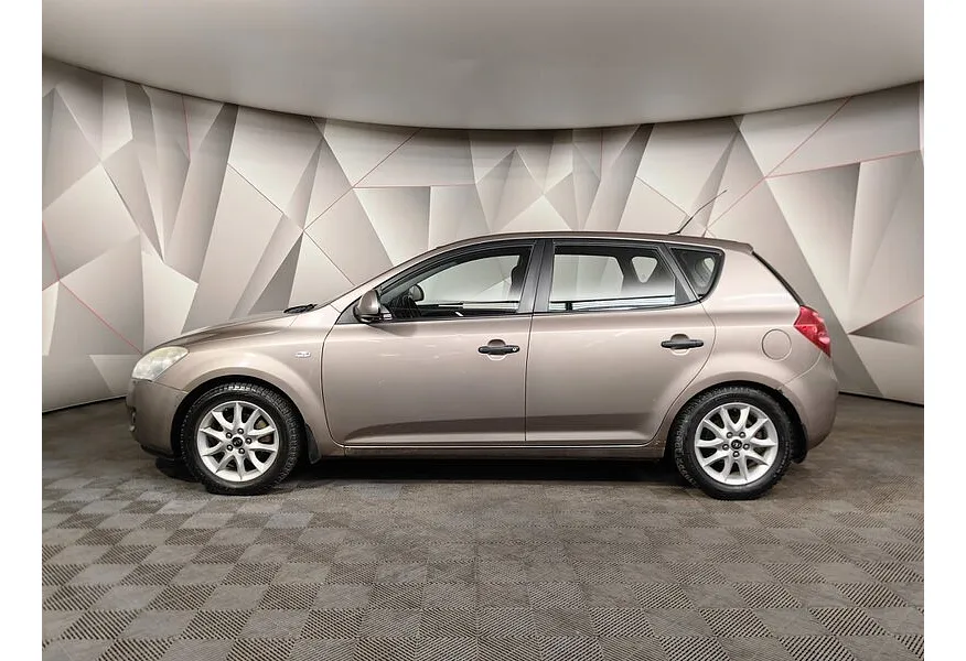 Kia Ceed 1.4 MT (109 л.с.) Бежевый в АВИЛОН. Слайд №5