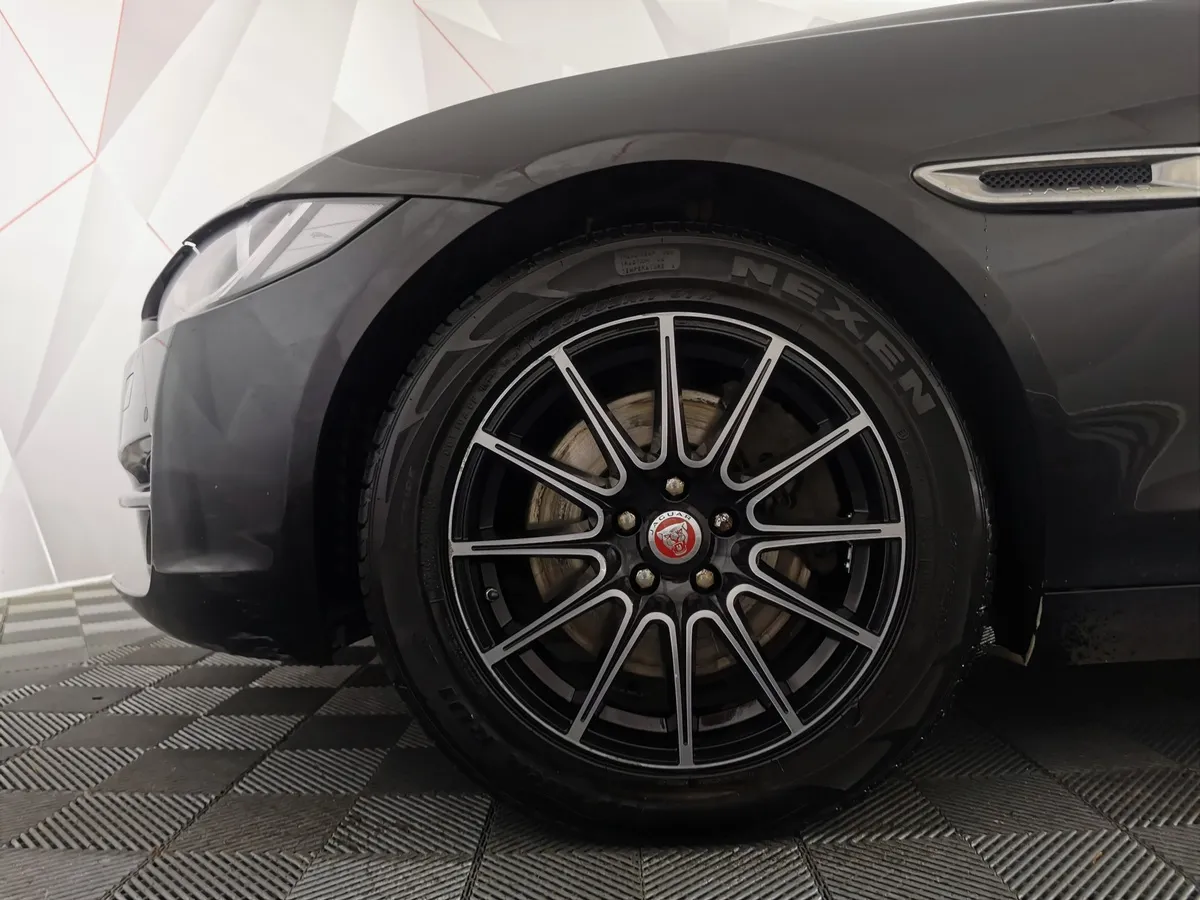 Jaguar XE 2.0 D AT AWD (180 л.с.) Prestige Черный в АВИЛОН. Слайд №9