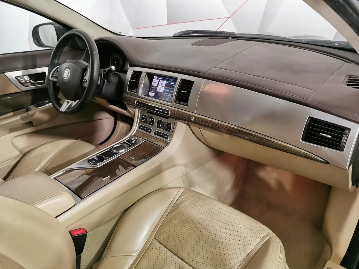 Jaguar XF 2.0 AT (240 л.с.) Luxury Коричневый в АВИЛОН. Слайд №11