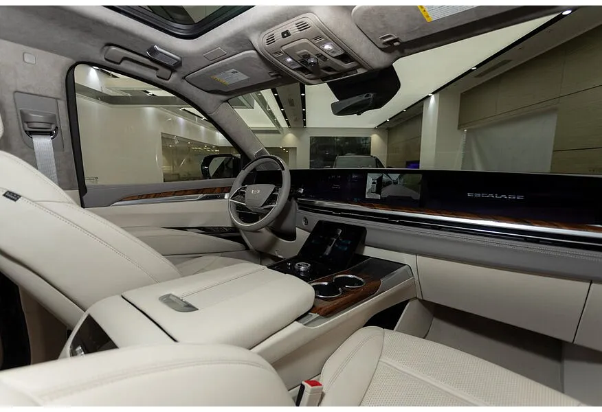 Cadillac Escalade 6.2 V8 AT AWD (420 л.с.) Sport Platinum Черный в АВИЛОН. Слайд №16