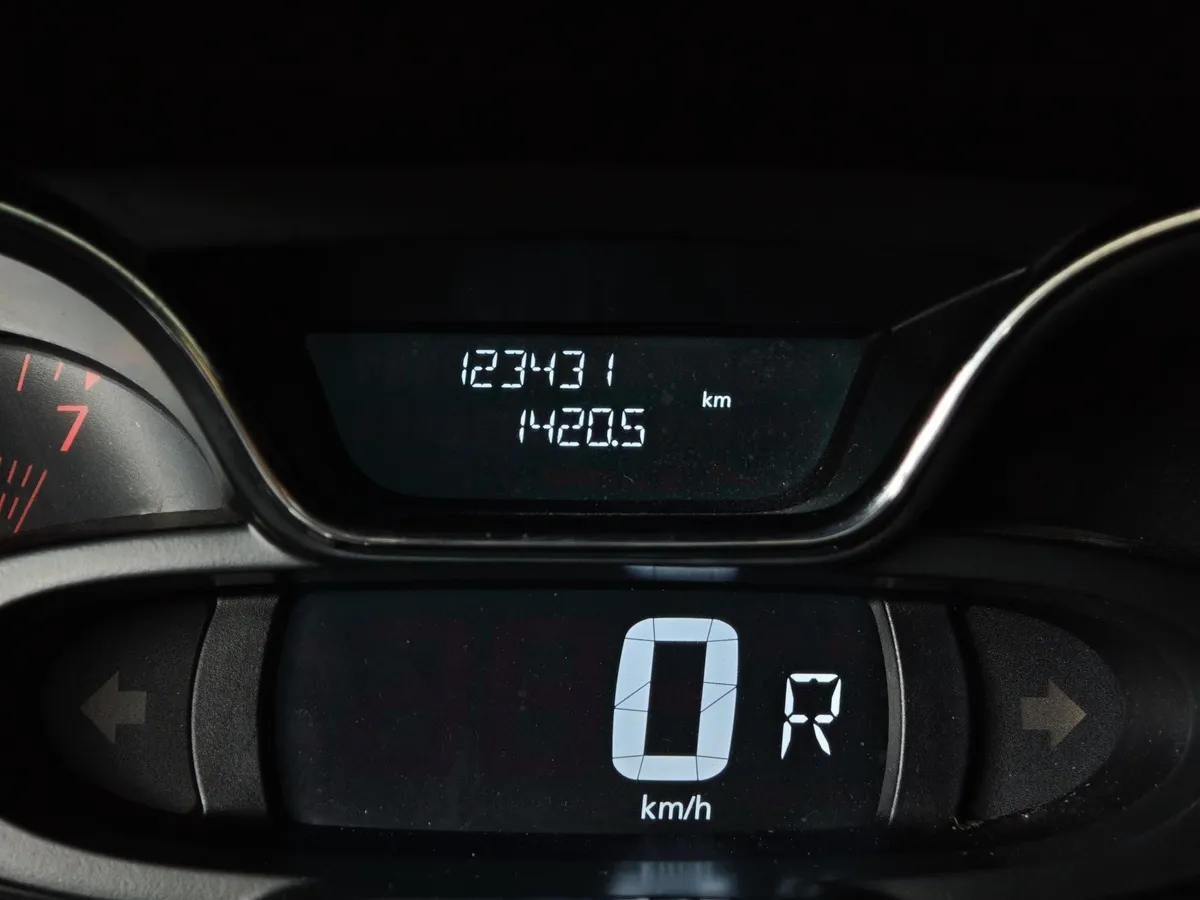 Renault Kaptur 2.0 AT AWD (143 л.с.) Серый в АВИЛОН. Слайд №18
