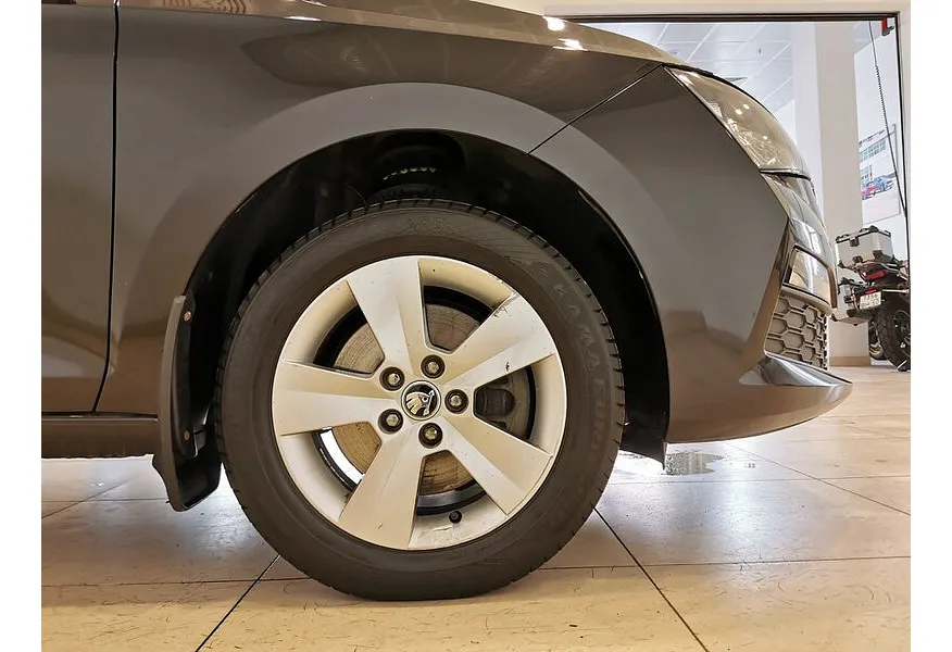 Skoda Rapid 1.6 AT (110 л.с.) Черный в АВИЛОН. Слайд №9