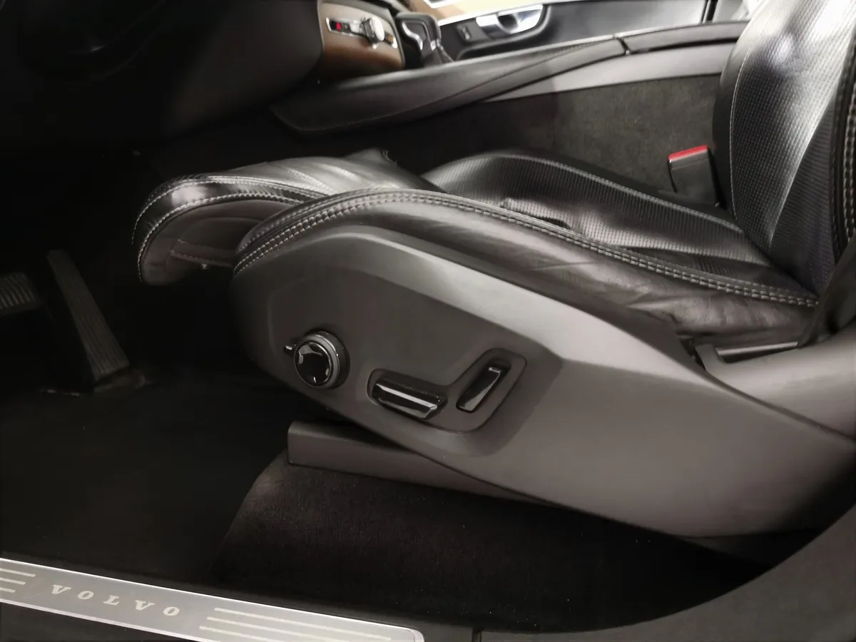 Volvo XC90 2.0 D5 Drive-E AT AWD (235 л.с.) Inscription Черный в АВИЛОН. Слайд №18
