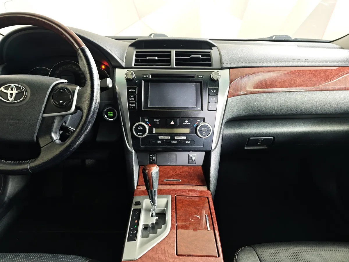 Toyota Camry 2.5 AT (181 л.с.) Стандарт Белый в АВИЛОН. Слайд №14