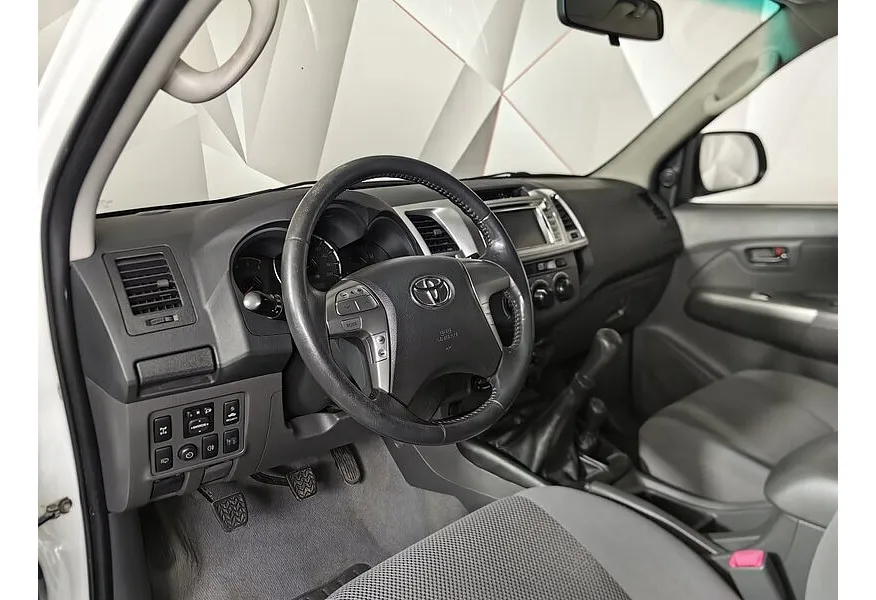 Toyota Hilux 2.5D MT Turbo AWD (144 л.с.) Стандарт Белый в АВИЛОН. Слайд №19