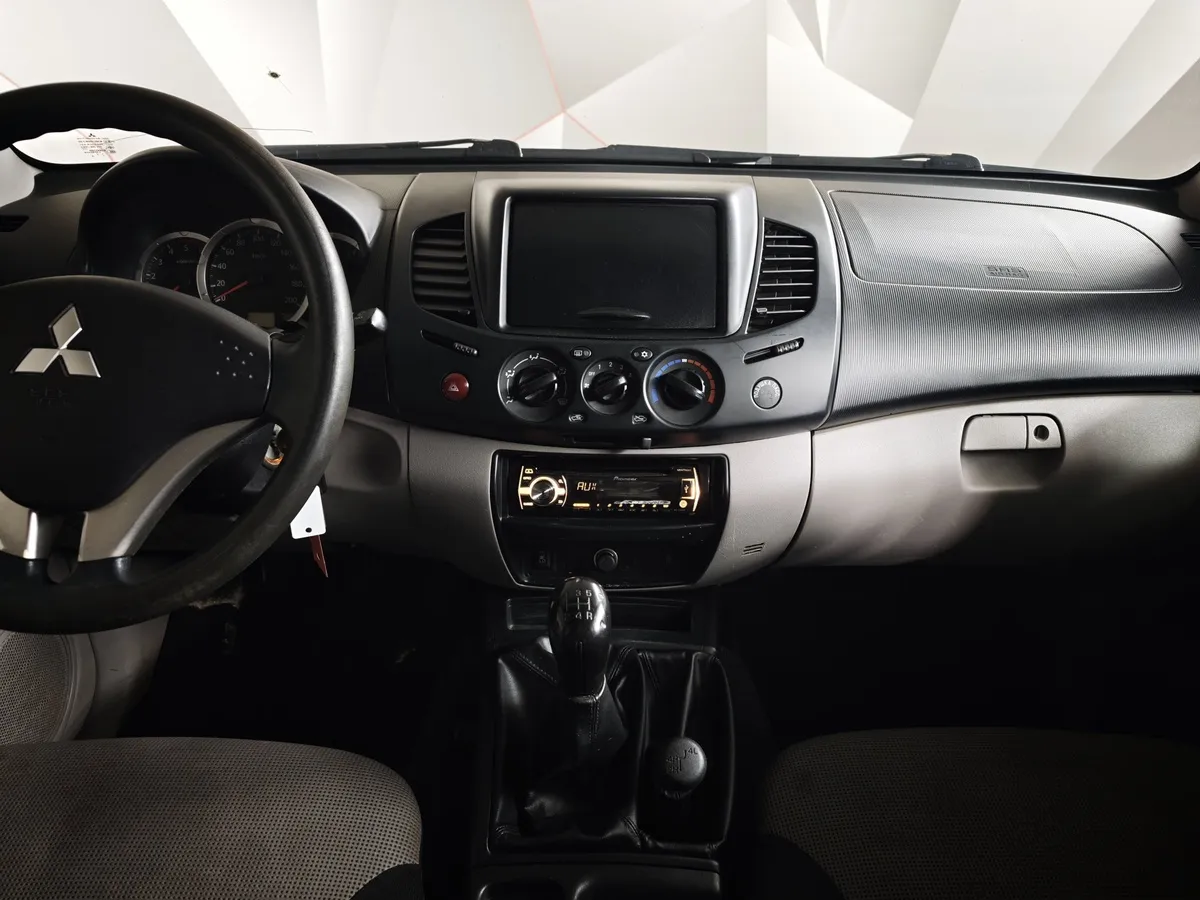 Mitsubishi L200 2.5 DI-D MT 4WD (136 л.с.) Серый в АВИЛОН. Слайд №12