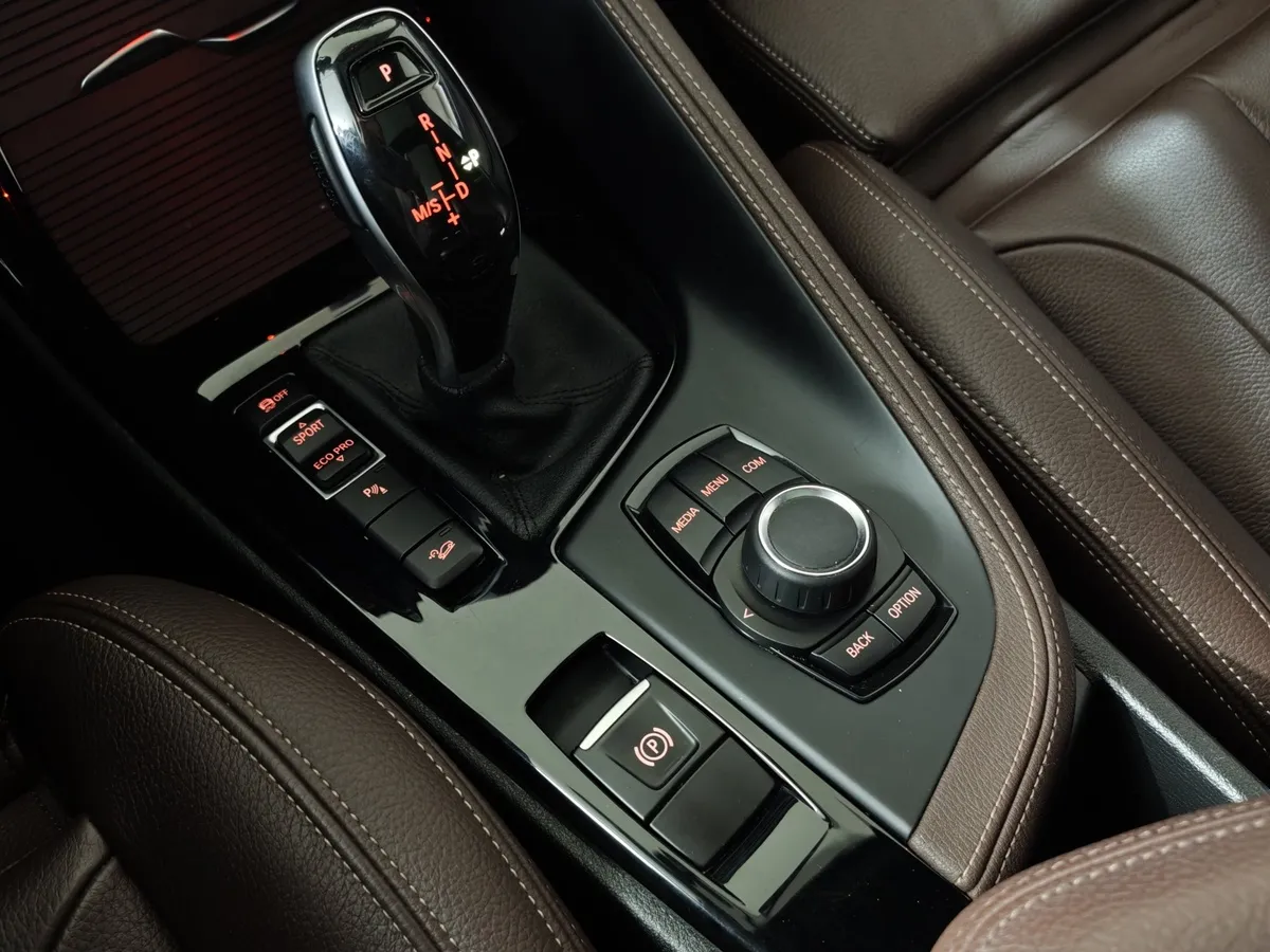 BMW X1 20i xDrive (192 л.с.) M Sport Белый в АВИЛОН. Слайд №17