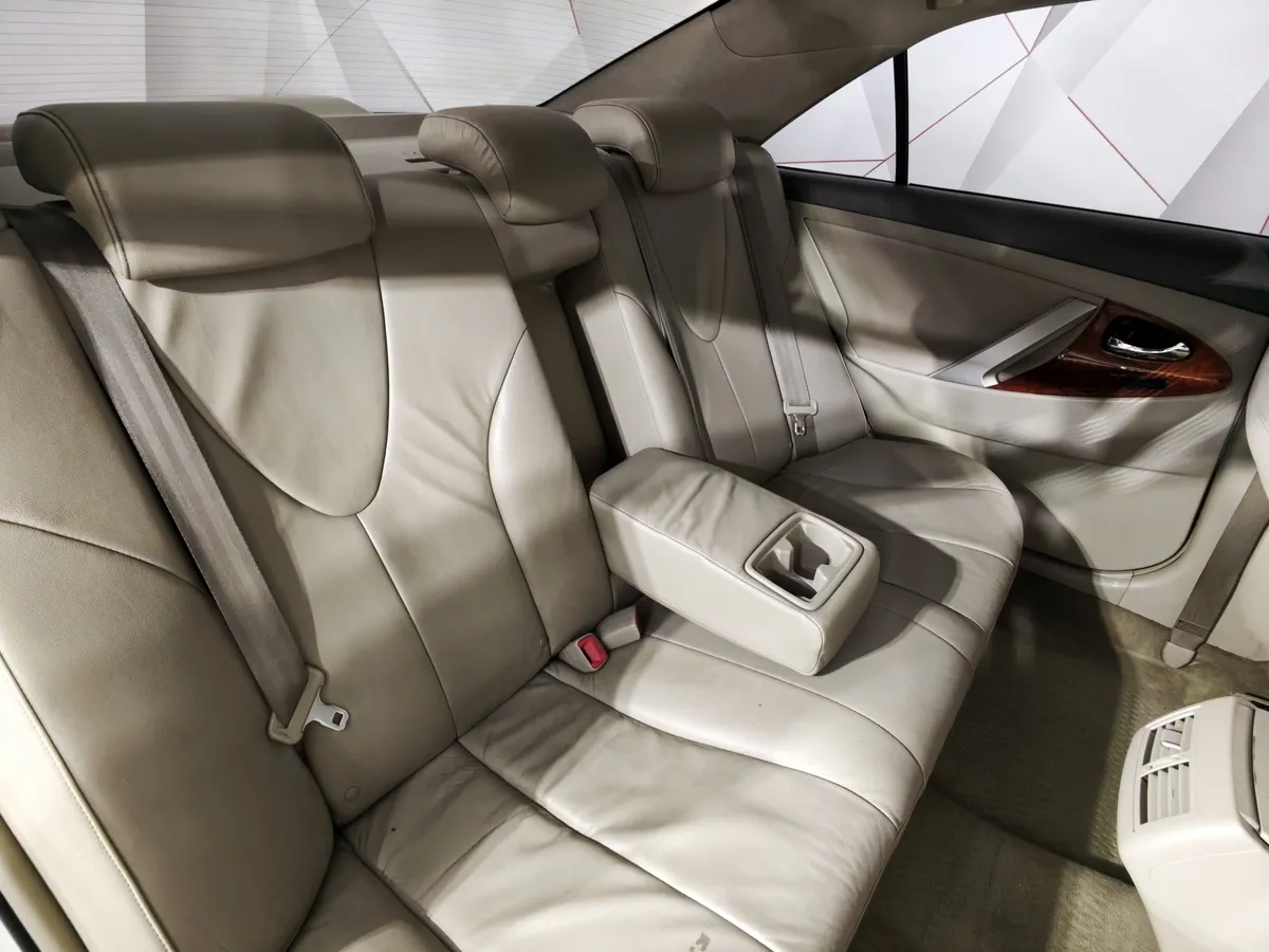 Toyota Camry 2.4 VVT-i AT (167 л.с.) Белый в АВИЛОН. Слайд №16