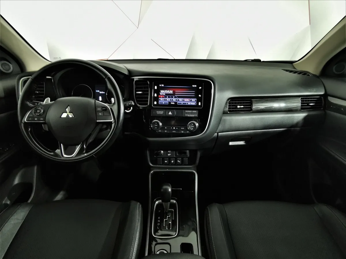 Mitsubishi Outlander 2.4 MIVEC CVT 4WD 7 мест (167 л.с.) Ultimate Белый в АВИЛОН. Слайд №12