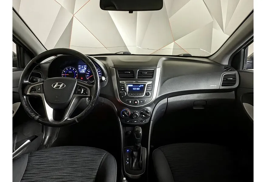 Hyundai Solaris 1.6 AT (123 л.с.) Comfort + Advanced + Winter Черный в АВИЛОН. Слайд №12