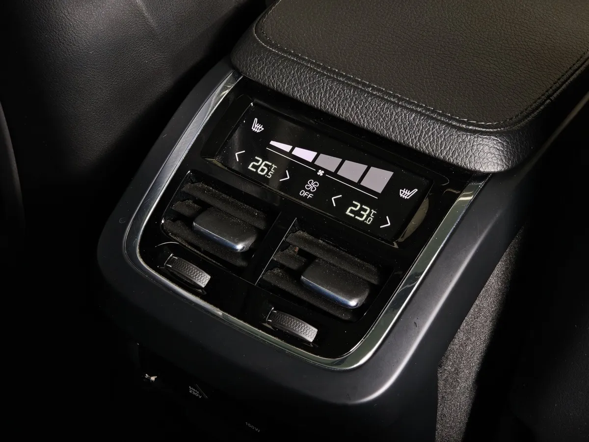 Volvo XC90 2.0 AT AWD D5 (5 мест) (225 л.с.) Inscription Коричневый в АВИЛОН. Слайд №25